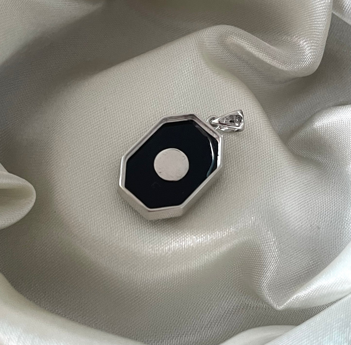 9ct white gold onyx pendant with 0.25ct natural diamond