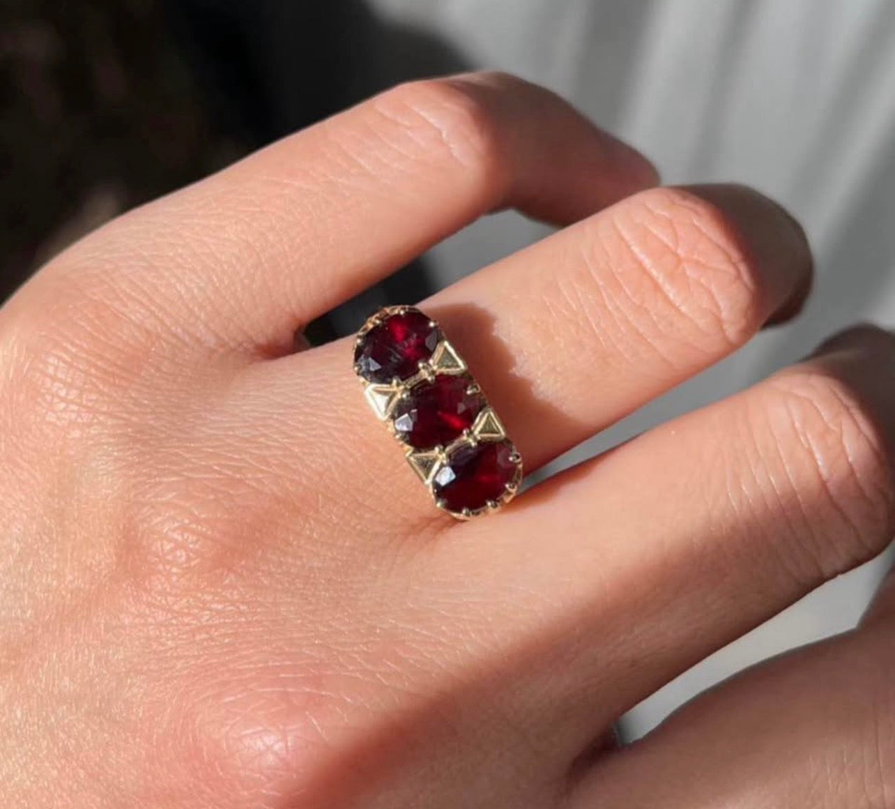 Vintage English Natural Garnet Trilogy Ring In 9ct Yellow Gold