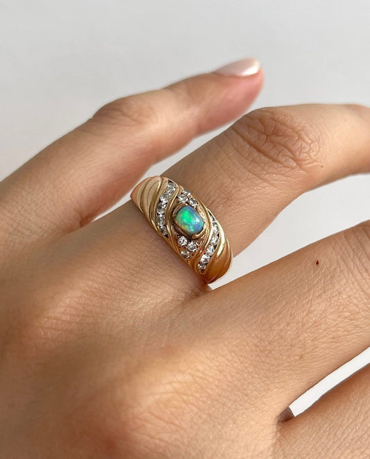 Vintage 18ct yellow gold natural solid opal diamond band ring