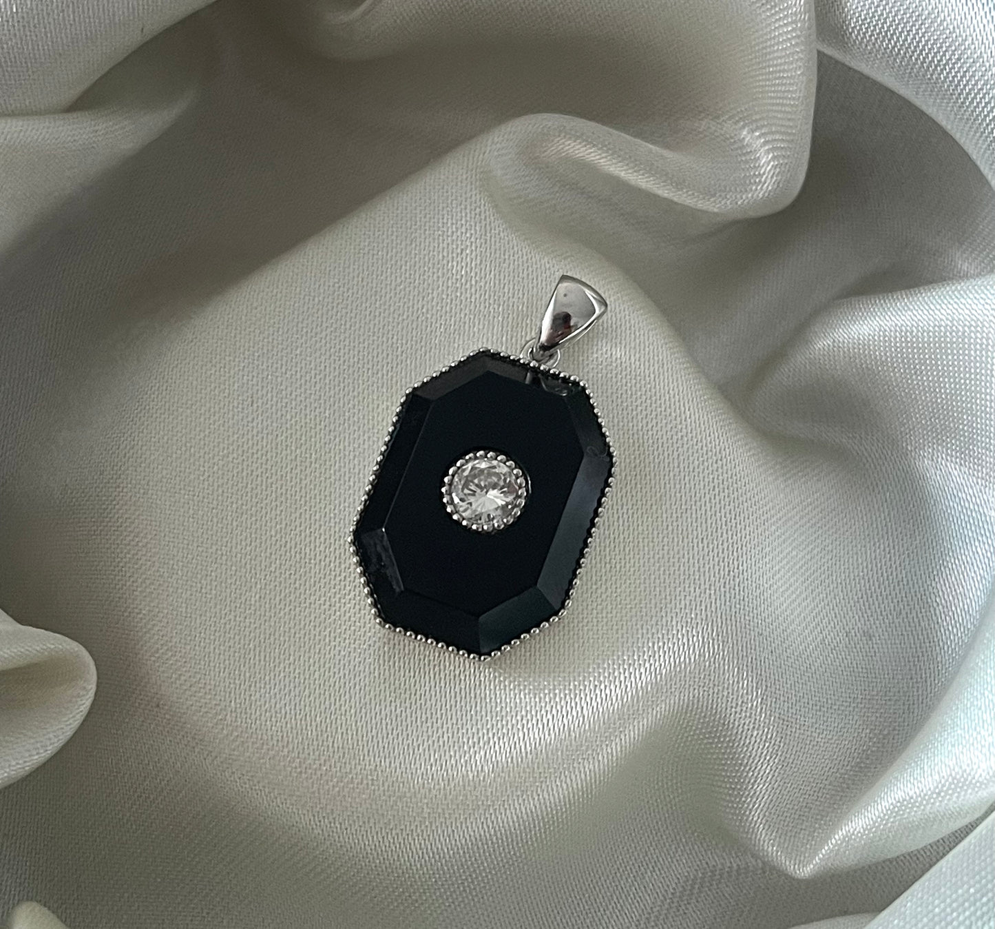 9ct white gold onyx pendant with 0.25ct natural diamond