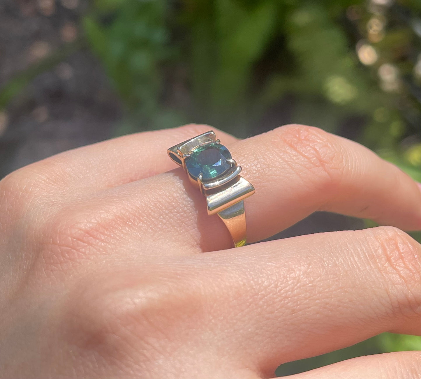 Vintage 90s 9ct yellow gold natural green sapphire bow ring