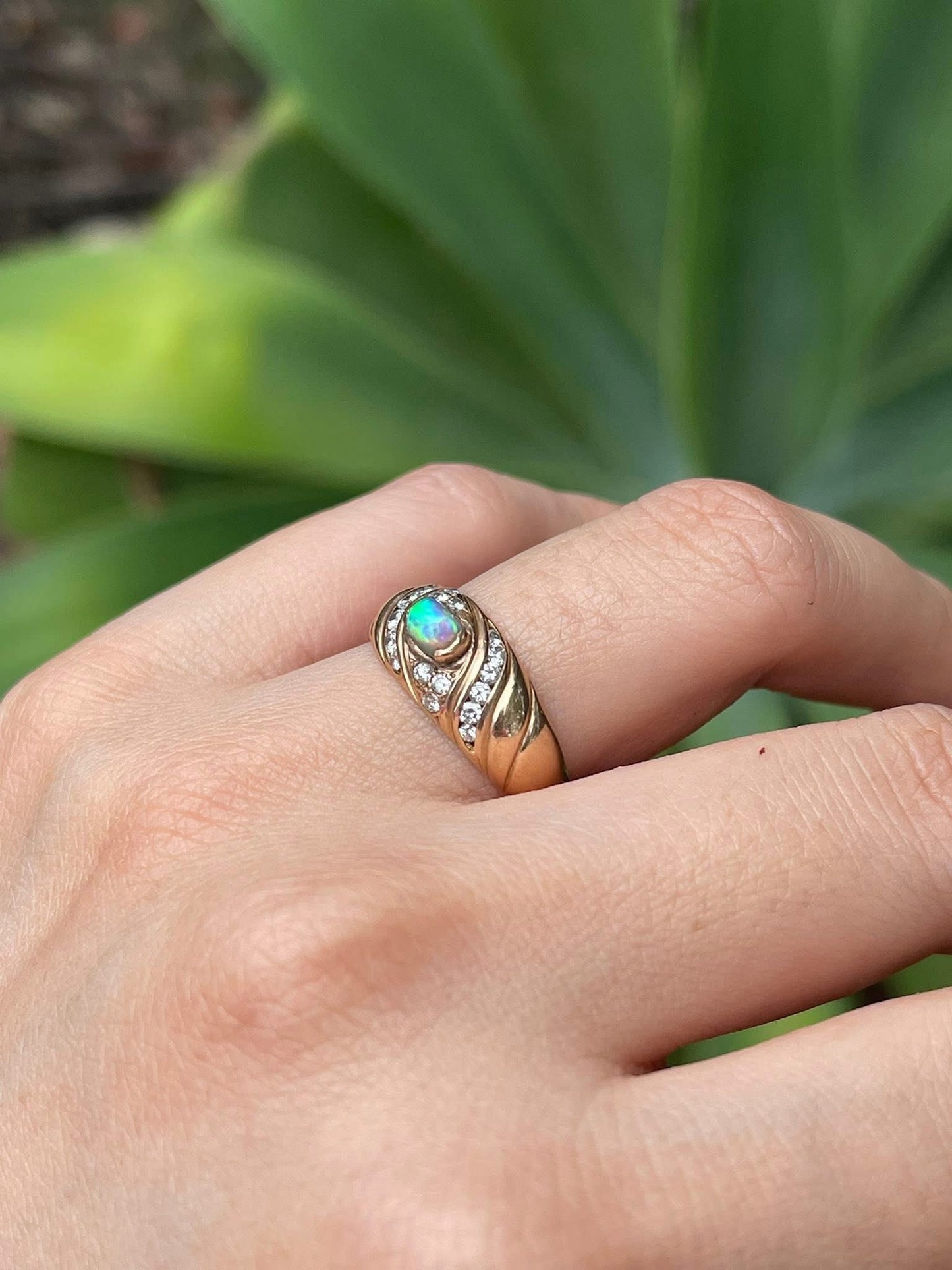 Vintage 18ct yellow gold natural solid opal diamond band ring