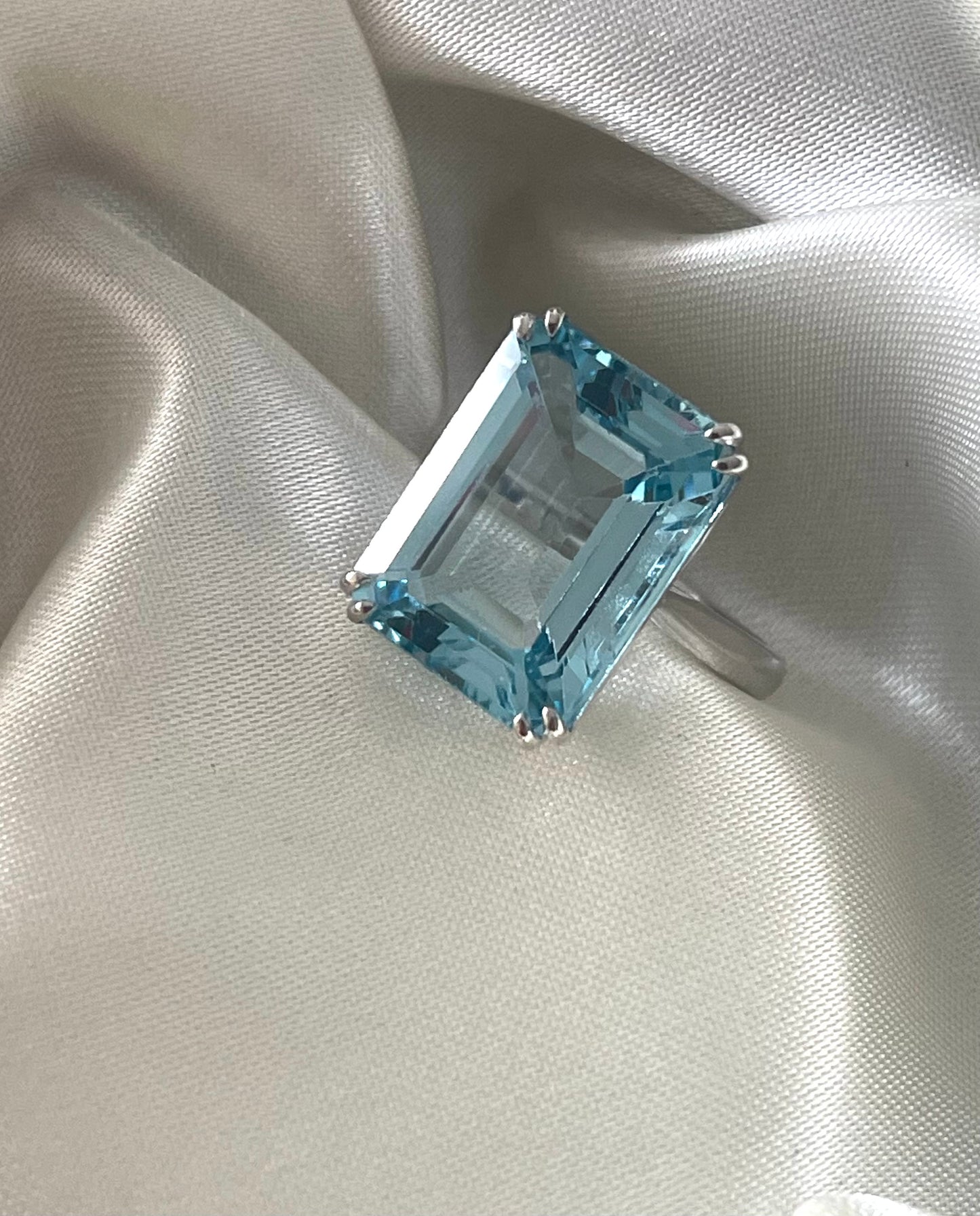 9ct white gold 13.5ct natural blue topaz ring