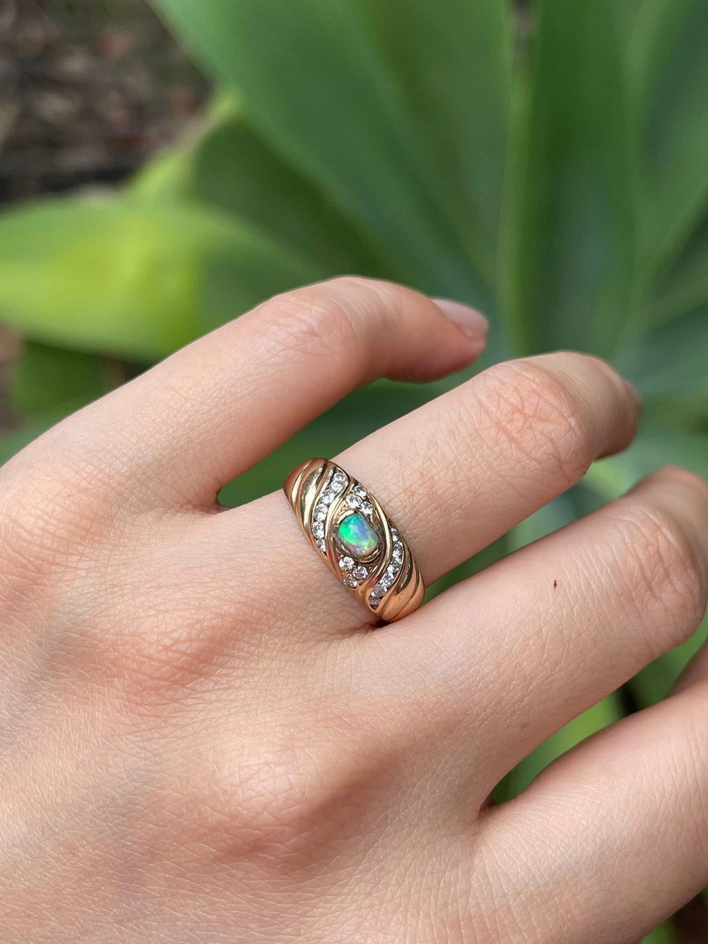 Vintage 18ct yellow gold natural solid opal diamond band ring