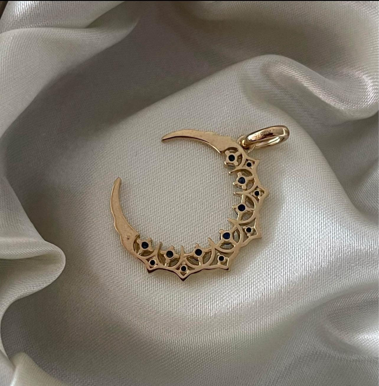 Antique style 9ct yellow gold natural sapphire crescent moon pendant