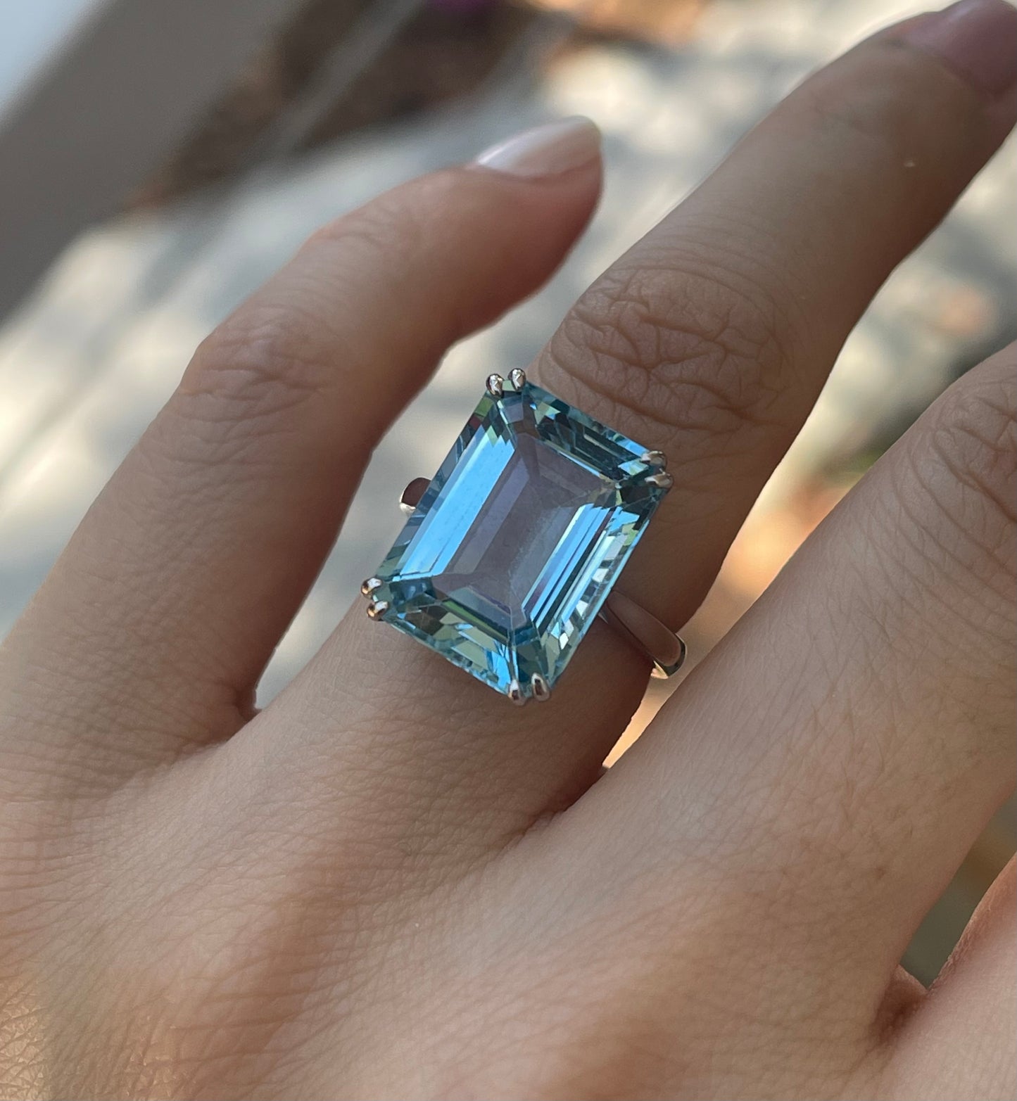 9ct white gold 13.5ct natural blue topaz ring