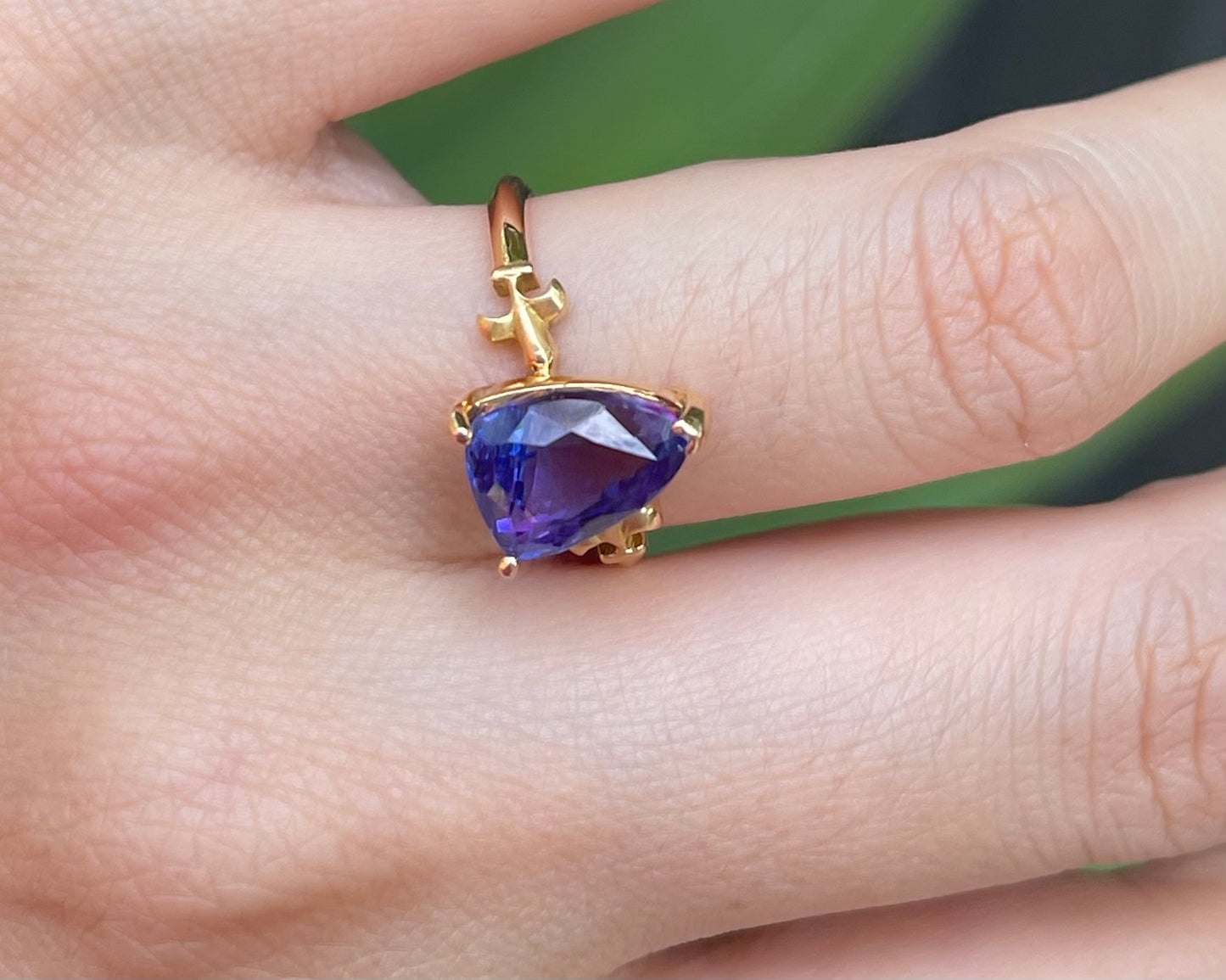 18ct yellow gold 4.1ct natural tanzanite with fleur-de-lis motif on shoulders