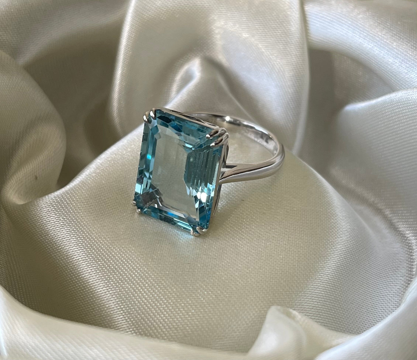 13.5ct Blue Topaz Ring In 9ct White Gold