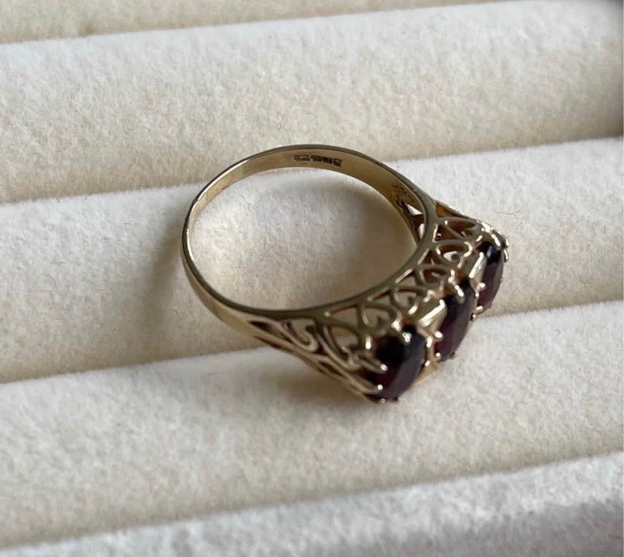 Vintage English Natural Garnet Trilogy Ring In 9ct Yellow Gold