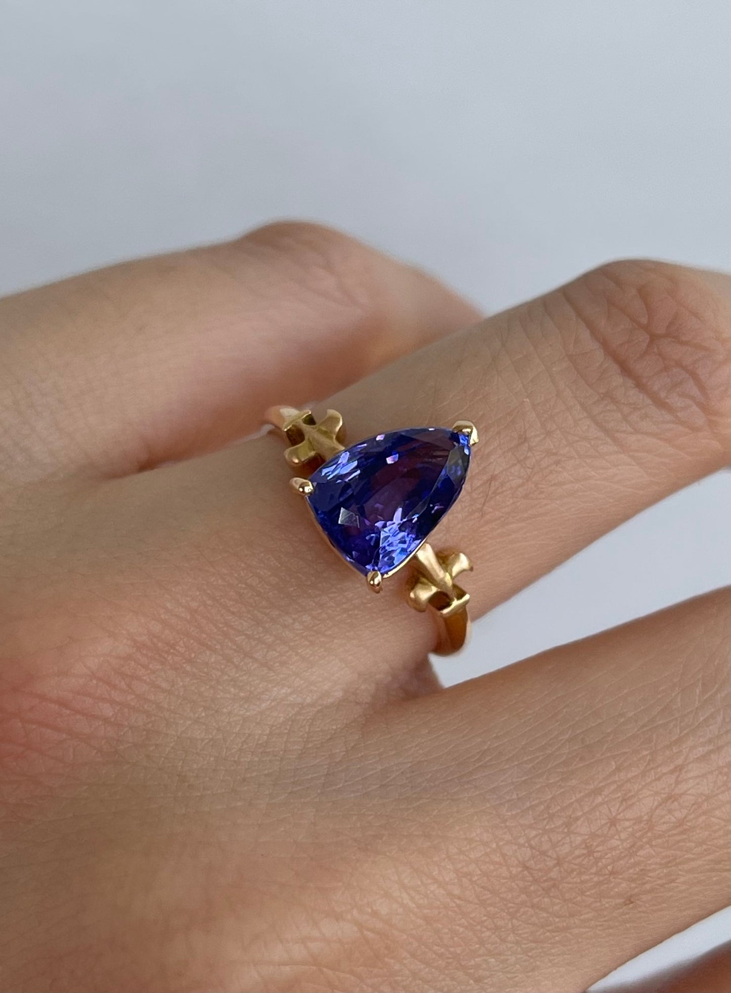 18ct yellow gold 4.1ct natural tanzanite with fleur-de-lis motif on shoulders