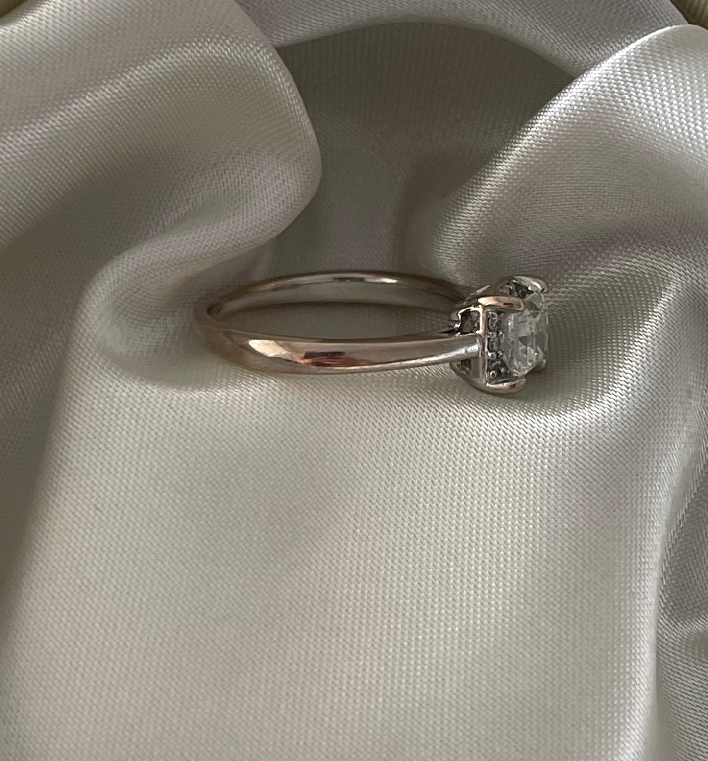 18ct white gold 1ct diamond halo ring