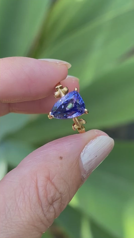 18ct yellow gold 4.1ct natural tanzanite with fleur-de-lis motif on shoulders