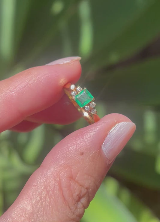 Vintage 90s 18ct yellow gold natural emerald diamond ring